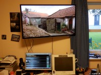Der Fernseher hängt an der Wand ;)