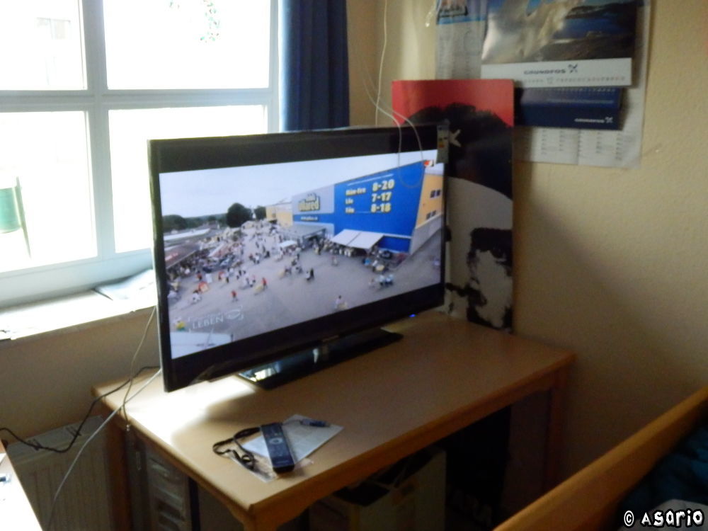 Neuer Fernseher in Asarios Home Office.