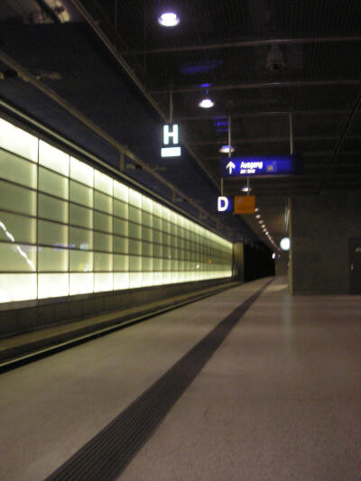 Bahnof Potsdamer Platz bei Nacht